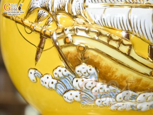 Bình hút tài lộc men màu vàng đắp nổi Thuận Buồm Xuôi Gió kênh vẽ vàng 24k, cao 30cm