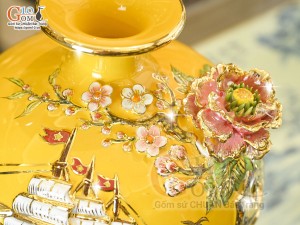 Bình hút tài lộc men màu vàng đắp nổi Thuận Buồm Xuôi Gió kênh vẽ vàng 24k, cao 30cm