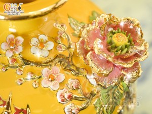 Bình hút tài lộc men màu vàng đắp nổi Thuận Buồm Xuôi Gió kênh vẽ vàng 24k, cao 30cm