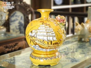 Bình hút tài lộc men màu vàng đắp nổi Thuận Buồm Xuôi Gió kênh vẽ vàng 24k, cao 25cm