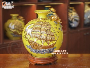 Bình hút tài lộc men màu vàng, đắp nổi Thuận Buồm Xuôi Gió vẽ vàng 24k, cao 22cm Bình hút tài lộc men màu vàng, đắp nổi Thuận Buồm Xuôi Gió vẽ vàng 24k, cao 22cm