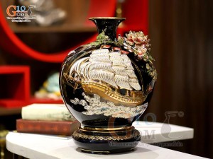 Bình hút tài lộc men màu xanh coban đắp nổi Thuận Buồm Xuôi Gió vẽ vàng 24k, cao 30cm