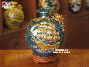 Bình hút tài lộc men màu xanh lục bảo, đắp nổi Thuận Buồm Xuôi Gió vẽ vàng 24k, cao 25cm