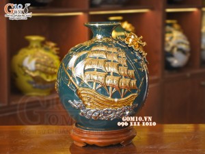 Bình hút tài lộc men màu xanh lục bảo, đắp nổi Thuận Buồm Xuôi Gió vẽ vàng 24k, cao 25cm