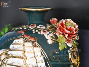 Bình hút tài lộc men màu xanh lục đắp nổi Thuận Buồm Xuôi Gió kênh vẽ vàng 24k, cao 30cm