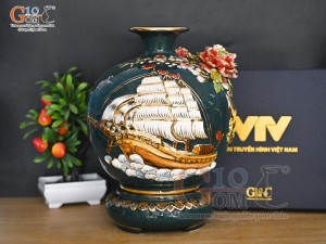 Bình hút tài lộc men màu xanh lục đắp nổi Thuận Buồm Xuôi Gió kênh vẽ vàng 24k in logo Đài THVN, cao 25cm