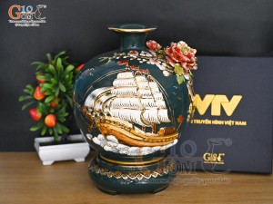 Bình hút tài lộc men màu xanh lục đắp nổi Thuận Buồm Xuôi Gió kênh vẽ vàng 24k in logo Đài THVN, cao 25cm