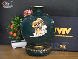 Bình hút tài lộc men màu xanh lục đắp nổi Thuận Buồm Xuôi Gió kênh vẽ vàng 24k in logo Đài THVN, cao 25cm