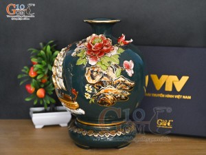 Bình hút tài lộc men màu xanh lục đắp nổi Thuận Buồm Xuôi Gió kênh vẽ vàng 24k in logo Đài THVN, cao 25cm
