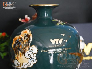 Bình hút tài lộc men màu xanh lục đắp nổi Thuận Buồm Xuôi Gió kênh vẽ vàng 24k in logo Đài THVN, cao 25cm