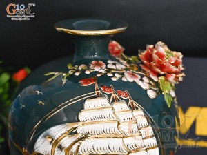 Bình hút tài lộc men màu xanh lục đắp nổi Thuận Buồm Xuôi Gió kênh vẽ vàng 24k in logo Đài THVN, cao 25cm