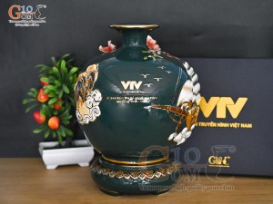 Bình hút tài lộc men màu xanh lục đắp nổi Thuận Buồm Xuôi Gió kênh vẽ vàng 24k in logo Đài THVN, cao 25cm Bình hút tài lộc men màu xanh lục đắp nổi Thuận Buồm Xuôi Gió kênh vẽ vàng 24k in logo Đài THVN, cao 25cm