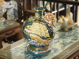 Bình hút tài lộc men màu xanh lục đắp nổi Thuận Buồm Xuôi Gió kênh vẽ vàng 24k in logo VTV, cao 25cm