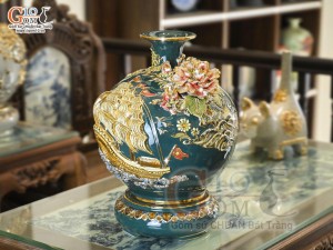 Bình hút tài lộc men màu xanh lục đắp nổi Thuận Buồm Xuôi Gió kênh vẽ vàng 24k in logo VTV, cao 25cm