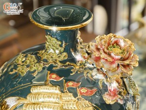 Bình hút tài lộc men màu xanh lục đắp nổi Thuận Buồm Xuôi Gió kênh vẽ vàng 24k in logo VTV, cao 25cm