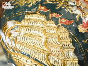 Bình hút tài lộc men màu xanh lục đắp nổi Thuận Buồm Xuôi Gió kênh vẽ vàng 24k in logo VTV, cao 25cm