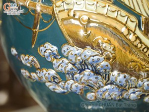 Bình hút tài lộc men màu xanh lục đắp nổi Thuận Buồm Xuôi Gió kênh vẽ vàng 24k in logo VTV, cao 25cm