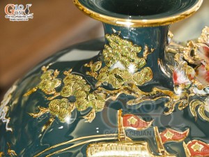 Bình hút tài lộc men màu xanh lục đắp nổi Thuận Buồm Xuôi Gió kênh vẽ vàng 24k in logo VTV, cao 25cm