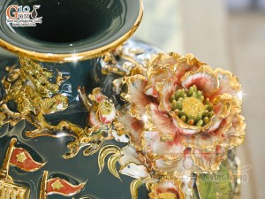 Bình hút tài lộc men màu xanh lục đắp nổi Thuận Buồm Xuôi Gió kênh vẽ vàng 24k in logo VTV, cao 25cm