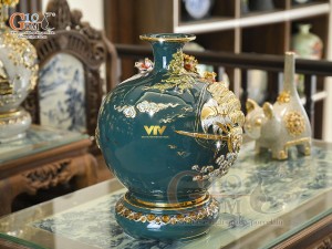 Bình hút tài lộc men màu xanh lục đắp nổi Thuận Buồm Xuôi Gió kênh vẽ vàng 24k in logo VTV, cao 25cm