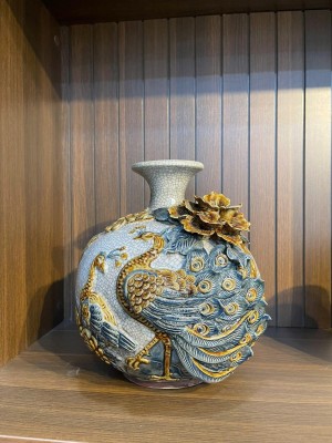 Bình hút tài lộc men rạn đắp nổi Công Đào đuôi kênh 3D, cao 26cm