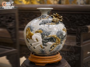 Bình hút tài lộc men rạn đắp nổi Mã Đáo Thành Công, cao 38cm Bình hút tài lộc men rạn đắp nổi Mã Đáo Thành Công, cao 38cm