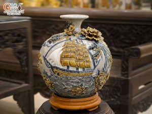 Bình hút tài lộc men rạn đắp nổi Thuận Buồm Xuôi Gió, cao 30cm