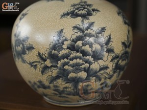 Bình hút tài lộc men rạn vẽ hoa mẫu đơn, cao 30cm