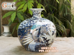 Bình hút tài lộc men lam cổ cảnh Công Đào vẽ vàng 24k, cao 30cm