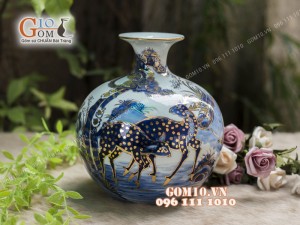 Bình hút tài lộc men lam cổ vẽ Tùng Hươu vẽ vàng 24k, cao 22cm