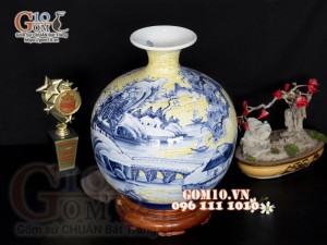 Bình hút tài lộc nền vàng vẽ cảnh Sơn Thủy, cao 23cm