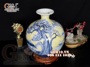 Bình hút tài lộc nền vàng vẽ cảnh Sơn Thủy, cao 23cm