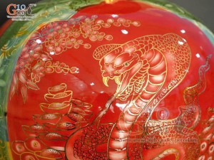 Bình hút tài lộc tam hợp Tỵ-Dậu-Sửu nền đỏ vẽ vàng kim 24k, cao 35cm