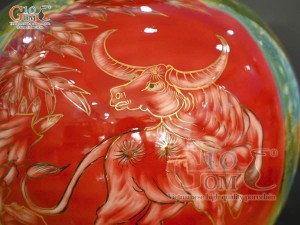 Bình hút tài lộc tam hợp Tỵ-Dậu-Sửu nền đỏ vẽ vàng kim 24k, cao 35cm