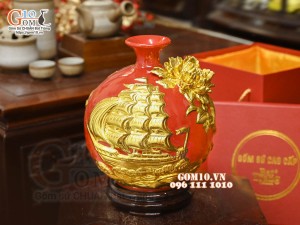 Bình hút tài lộc Thuận Buồm Xuôi Gió đắp nổi dát vàng, nền đỏ, cao 26cm