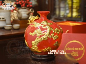 Bình hút tài lộc Thuận Buồm Xuôi Gió đắp nổi dát vàng, nền đỏ, cao 26cm