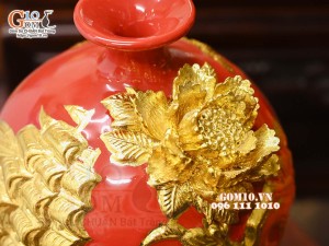 Bình hút tài lộc Thuận Buồm Xuôi Gió đắp nổi dát vàng, nền đỏ, cao 26cm