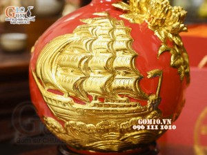 Bình hút tài lộc Thuận Buồm Xuôi Gió đắp nổi dát vàng, nền đỏ, cao 26cm