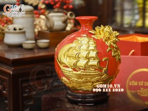 Bình hút tài lộc Thuận Buồm Xuôi Gió đắp nổi dát vàng, nền đỏ, cao 28cm