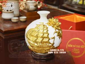 Bình hút tài lộc Thuận Buồm Xuôi Gió đắp nổi dát vàng, nền trắng, cao 26cm