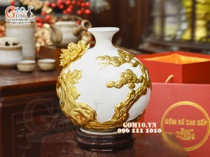 Bình hút tài lộc Thuận Buồm Xuôi Gió đắp nổi dát vàng, nền trắng, cao 26cm