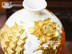 Bình hút tài lộc Thuận Buồm Xuôi Gió đắp nổi dát vàng, nền trắng, cao 26cm