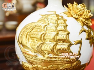 Bình hút tài lộc Thuận Buồm Xuôi Gió đắp nổi dát vàng, nền trắng, cao 26cm