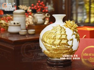 Bình hút tài lộc Thuận Buồm Xuôi Gió đắp nổi dát vàng, nền trắng, cao 28cm