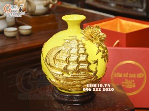 Bình hút tài lộc Thuận Buồm Xuôi Gió đắp nổi dát vàng, nền vàng, cao 26cm