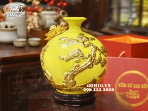 Bình hút tài lộc Thuận Buồm Xuôi Gió đắp nổi dát vàng, nền vàng, cao 26cm