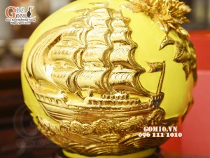 Bình hút tài lộc Thuận Buồm Xuôi Gió đắp nổi dát vàng, nền vàng, cao 26cm