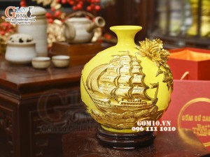 Bình hút tài lộc Thuận Buồm Xuôi Gió đắp nổi dát vàng, nền vàng, cao 23cm