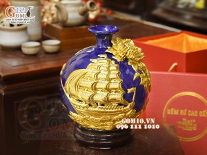 Bình hút tài lộc Thuận Buồm Xuôi Gió đắp nổi dát vàng, nền xanh coban, cao 26cm