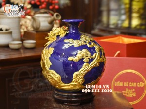 Bình hút tài lộc Thuận Buồm Xuôi Gió đắp nổi dát vàng, nền xanh coban, cao 26cm
